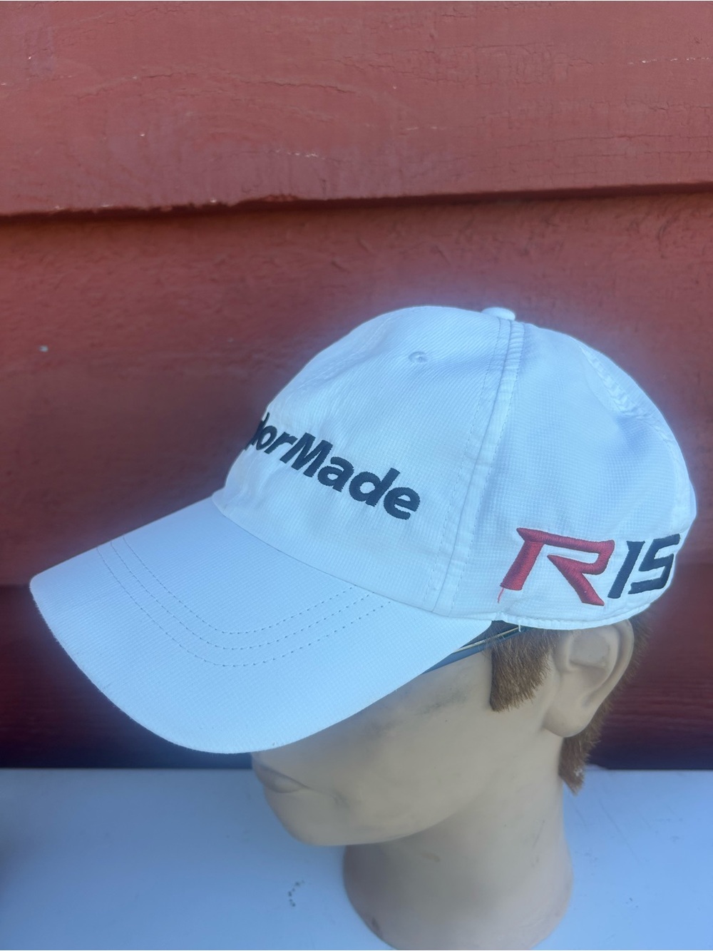 TaylorMade men’s White Golf Cap with Red R15 Accent Baseball Cap Sz One